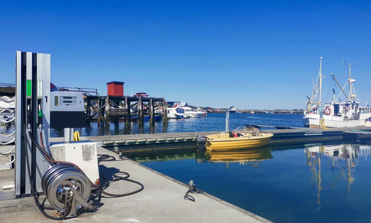 Børøysund Marina: Bunkring innerst i havnen. Her er det grunt, sjekk dybde/tidevann om du har kjølbåt.