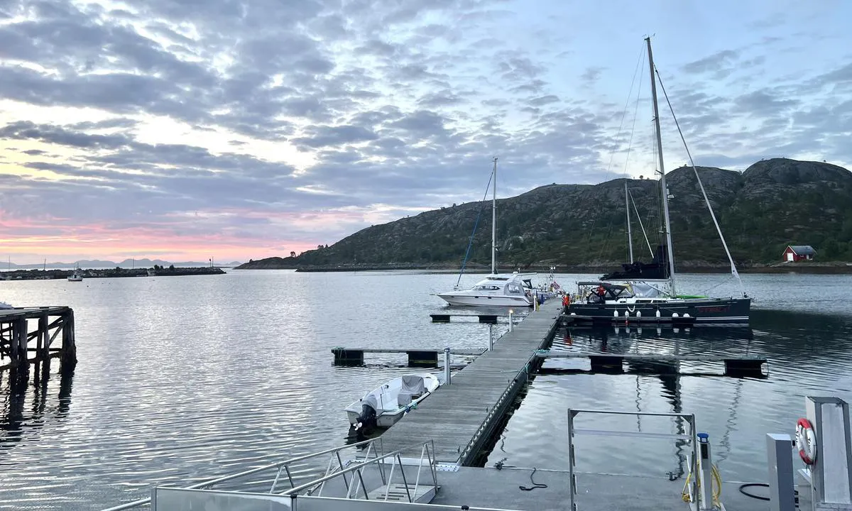 Børøysund Marina: {"base": "no", "no": "Det er mulig \u00e5 fort\u00f8ye langsmed uteliggere lengre inn enn ytterste flytebrygge; god dybde. Litt over 4m der den m\u00f8rke seilb\u00e5ten ligger. Per juli 2023 er det tilgjengelig vann.", "se": "Det \u00e4r m\u00f6jligt att f\u00f6rt\u00f6ja l\u00e4ngsmed utskjutare l\u00e4ngre in \u00e4n den yttersta flytbryggan; bra djup. Lite \u00f6ver 4 m d\u00e4r den m\u00f6rka segelb\u00e5ten ligger. Per juli 2023 finns det tillg\u00e4ngligt vatten.", "en": "It is possible to moor alongside outlying jetties further in than the outermost floating dock; good depth. A little over 4m where the dark sailboat is located. As of July 2023, water is available.", "da": "Det er muligt at fort\u00f8je langs med udriggere l\u00e6ngere inde end yderste flydebro; god dybde. Lidt over 4m der hvor den m\u00f8rke sejlb\u00e5d ligger. Per juli 2023 er der tilg\u00e6ngeligt vand."}