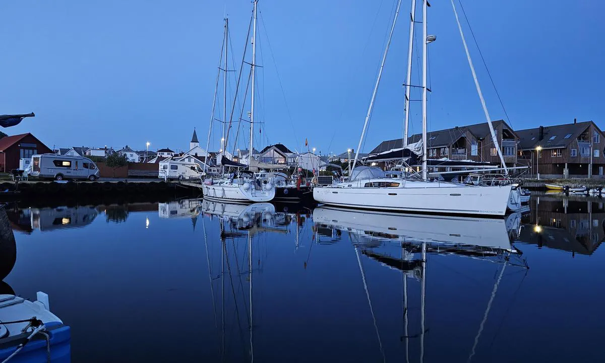 Borshavn Gjestehavn: {"base": "no", "no": "Gjesteplasser ved flytebrygge og kai foran bobilene.", "se": "G\u00e4stplatser vid flytbrygga och kaj framf\u00f6r husbilarna.", "en": "Guest spots at the floating dock and quay in front of the motorhomes.", "da": "G\u00e6stepladser ved flydebro og kaj foran autocamperne."}