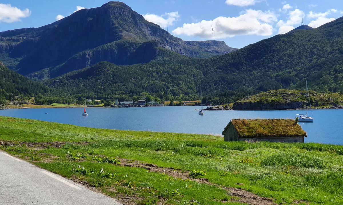 Botane: I den innerste viken ligger det rør for et settefisk anlegg. Se sjøkart. Ankre ved ankersymbol i sjøkart. Leirebunn.