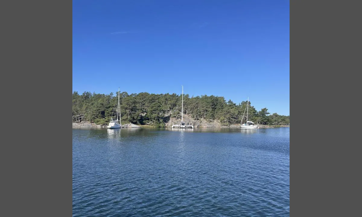 Böteskobben - Nämdö: {"base": "se", "no": "Vestlige delen av bukten.", "se": "V\u00e4stra delen av fladen.", "en": "Western part of the bay.", "da": "Vestlige del af bugten.", "fr": "La partie ouest de la rade.", "de": "Westlicher Teil der Bucht.", "es": "Parte occidental de la rada.", "it": "Parte occidentale della baia.", "pt": "Parte oeste da enseada.", "nl": "Het westelijke deel van de baai.", "pl": "Zachodnia cz\u0119\u015b\u0107 basenu portowego.", "uk": "\u0417\u0430\u0445\u0456\u0434\u043d\u0430 \u0447\u0430\u0441\u0442\u0438\u043d\u0430 \u0437\u0430\u0442\u043e\u043a\u0438.", "ro": "Partea de vest a golfului.", "tr": "Fladen'in bat\u0131 k\u0131sm\u0131.", "el": "\u0397 \u03b4\u03c5\u03c4\u03b9\u03ba\u03ae \u03c0\u03bb\u03b5\u03c5\u03c1\u03ac \u03c4\u03bf\u03c5 \u03ba\u03cc\u03bb\u03c0\u03bf\u03c5.", "cs": "Z\u00e1padn\u00ed \u010d\u00e1st z\u00e1livu.", "hu": "A lag\u00fana nyugati r\u00e9sze.", "fi": "L\u00e4nsipuolinen osa lahdesta.", "bg": "\u0417\u0430\u043f\u0430\u0434\u043d\u0430\u0442\u0430 \u0447\u0430\u0441\u0442 \u043d\u0430 \u043f\u0440\u0438\u0441\u0442\u0430\u043d\u0438\u0449\u0435\u0442\u043e.", "sr": "Zapadni deo zaliva.", "et": "Flade l\u00e4\u00e4neosa.", "lv": "Rietumu da\u013ca fjorda.", "lt": "Flados vakarin\u0117 dalis."}