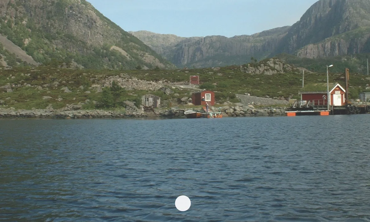 Botnane Havn: {"base": "no", "no": "Flytebrygge som man kan fort\u00f8ye p\u00e5 begge sider.", "se": "Flytbrygga som man kan f\u00f6rt\u00f6ja p\u00e5 b\u00e5da sidor.", "en": "Floating dock where one can moor on both sides.", "da": "Flydebro som man kan fort\u00f8je p\u00e5 begge sider."}