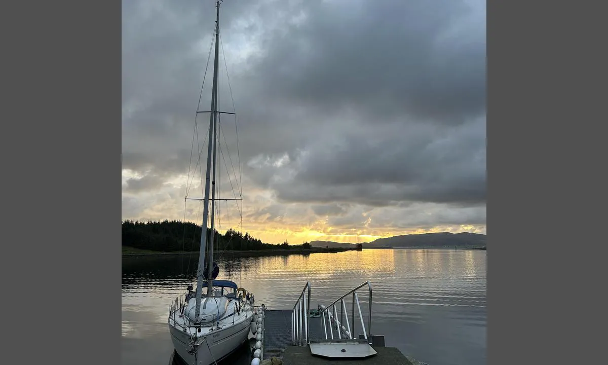 Botnane Havn: {"base": "no", "no": "Veldig fin og fredelig havn/gjestebrygge. Solid jernflytebrygge. Ikke vann og str\u00f8m pt.", "se": "V\u00e4ldigt fin och fridfull hamn/g\u00e4stbrygga. Solid j\u00e4rnflytbrygga. Inte vatten och str\u00f6m pt.", "en": "Very nice and peaceful harbor/guest quay. Solid iron floating dock. No water and electricity at the moment.", "da": "Meget fin og fredelig havn/g\u00e6stebro. Solid jernflydebro. Ingen vand og str\u00f8m pt."}