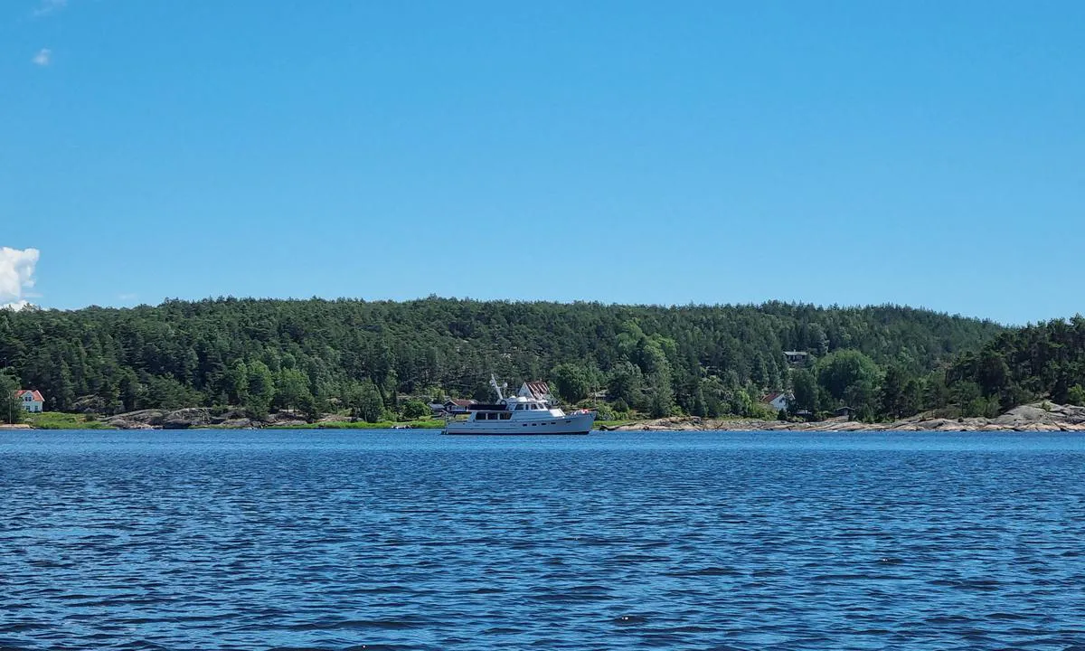 {"base": "no", "no": "Botnekilen i solskinn, her er det fint. Et godt sted \u00e5 v\u00e6re n\u00e5r det bl\u00e5ser for mye", "se": "Botnekilen i solsken, h\u00e4r \u00e4r det fint. En bra plats att vara p\u00e5 n\u00e4r det bl\u00e5ser f\u00f6r mycket", "en": "Botnekilen in sunshine, this is a fine place. A good spot to be when the wind blows too hard", "da": "Botnekilen i solskin, her er det fint. Et godt sted at v\u00e6re, n\u00e5r det bl\u00e6ser for meget"}