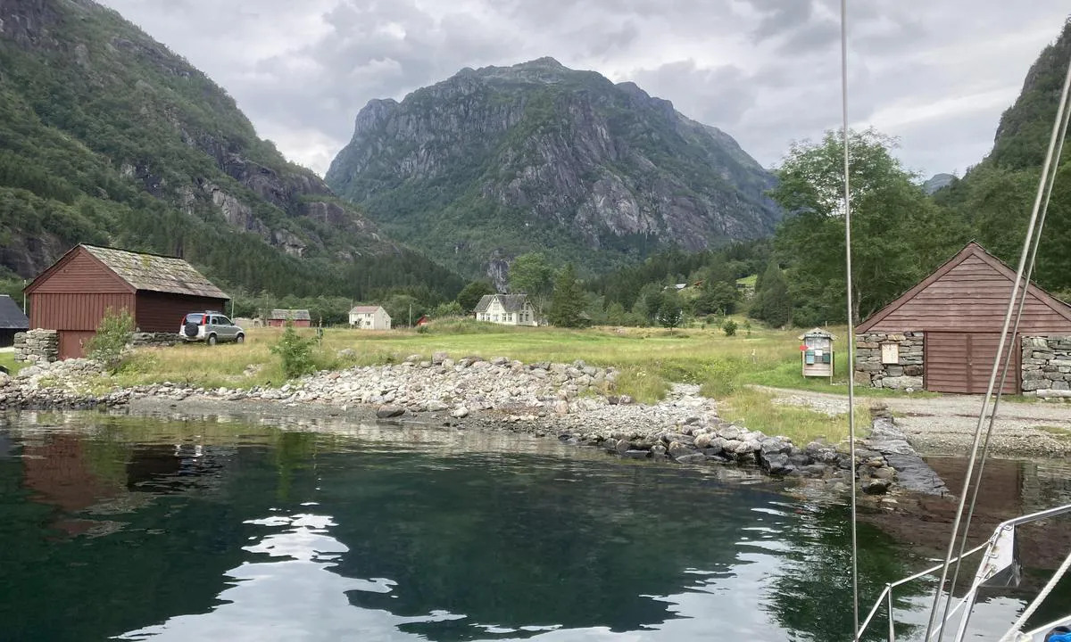 Botnen - Fyksesund: {"base": "da", "no": "Fredelig liten gjestehavn til den gunstige prisen av 100 NOK for en overnatting inkl. str\u00f8m.<br />Deilig!", "se": "Fridfull liten g\u00e4sthamn till det f\u00f6rm\u00e5nliga priset av 100 NOK f\u00f6r en \u00f6vernattning inklusive el. H\u00e4rligt!", "en": "Peaceful little guest harbor at the favorable price of 100 NOK for an overnight stay including electricity. <br> Lovely!", "da": "Fredeligt lille g\u00e6stehavn til den gunstige pris af 100 nok for en overnatning incl str\u00f8m.\r\nDejligt!"}