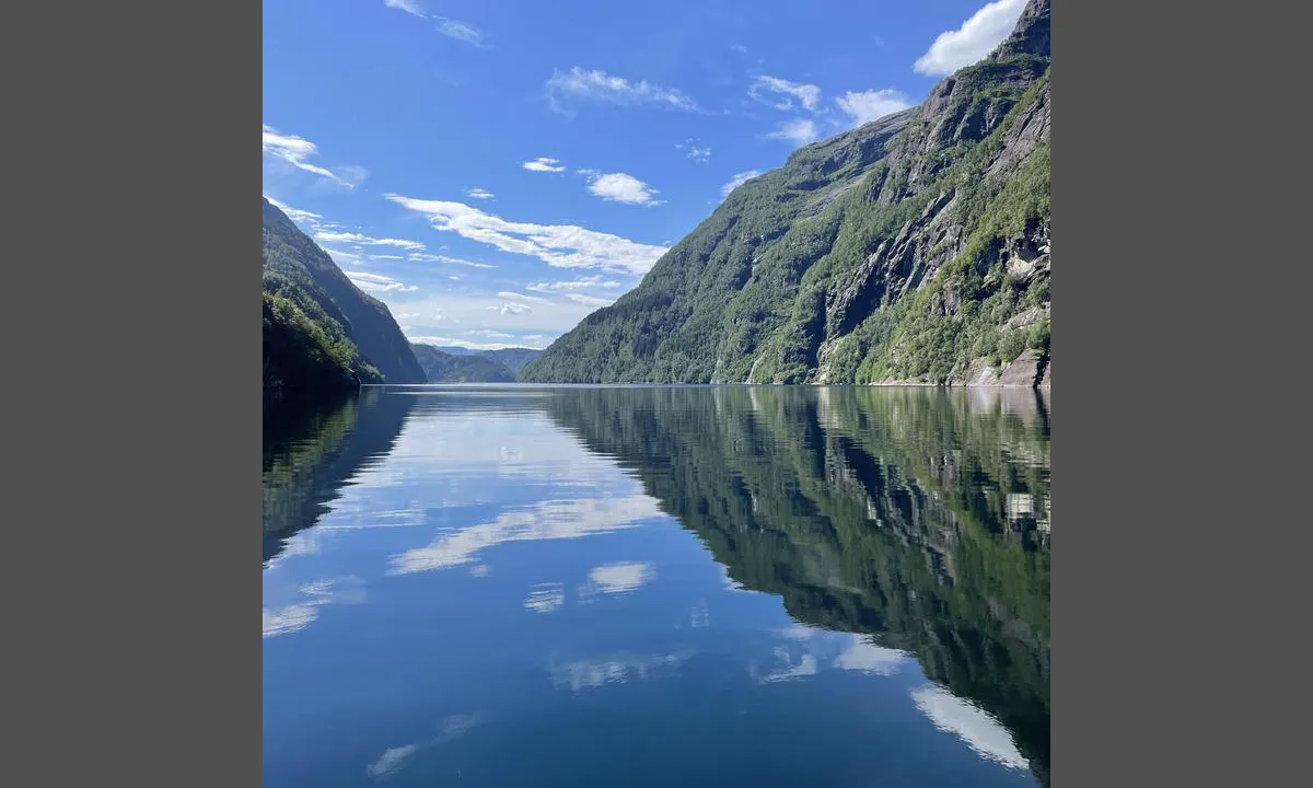 Botnen - Fyksesund: {"base": "en", "no": "Fyksesund fra brygga", "se": "Fyksesund fr\u00e5n bryggan", "en": "Fyksesund from the pier", "da": "Fyksesund fra kajen"}