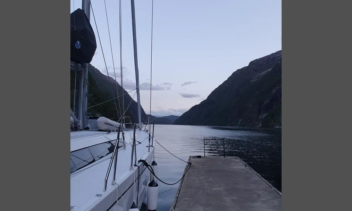 Botnen - Fyksesund: {"base": "no", "no": "Gjestekaien er merket, de andre kaiene er private.", "se": "G\u00e4stbryggan \u00e4r m\u00e4rkt, de andra bryggorna \u00e4r privata.", "en": "The guest quay is marked, the other quays are private.", "da": "G\u00e6stebroen er m\u00e6rket, de andre broer er private."}