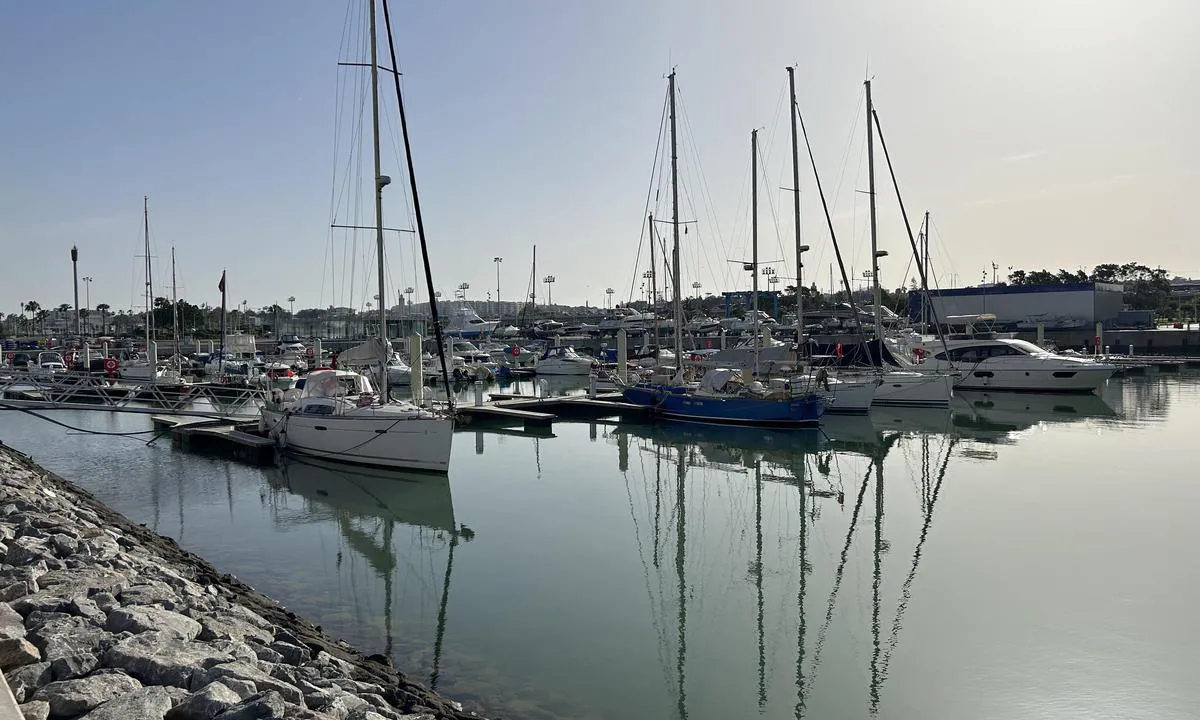 Bouregreg Marina - Rabat: {"base": "en", "no": "Marina sett fra hovedgangen.", "se": "Marina sedd fr\u00e5n huvudpromenaden.", "en": "Marina viewed from the main walk.", "da": "Marina set fra hovedgangen.", "fr": "Marina vue depuis la promenade principale.", "de": "Marina vom Hauptsteg aus gesehen.", "es": "Marina vista desde el paseo principal.", "it": "Marina vista dalla passeggiata principale.", "pt": "Marina vista do passeio principal.", "nl": "Marina gezien vanaf de hoofdpromenade.", "pl": "Marina widziana z g\u0142\u00f3wnego deptaka.", "uk": "\u041c\u0430\u0440\u0438\u043d\u0430, \u043e\u0433\u043b\u044f\u043d\u0443\u0442\u0430 \u0437 \u0433\u043e\u043b\u043e\u0432\u043d\u043e\u0457 \u043f\u0440\u043e\u0433\u0443\u043b\u044f\u043d\u043a\u043e\u0432\u043e\u0457 \u0434\u043e\u0440\u0456\u0436\u043a\u0438.", "ro": "Marina v\u0103zut\u0103 de pe promenada principal\u0103.", "tr": "Ana y\u00fcr\u00fcy\u00fc\u015f yolundan g\u00f6r\u00fclen marina.", "el": "\u039c\u03b1\u03c1\u03af\u03bd\u03b1 \u03bc\u03b5 \u03b8\u03ad\u03b1 \u03b1\u03c0\u03cc \u03c4\u03bf\u03bd \u03ba\u03b5\u03bd\u03c4\u03c1\u03b9\u03ba\u03cc \u03c0\u03b5\u03c1\u03af\u03c0\u03b1\u03c4\u03bf.", "cs": "Marina vid\u011bn\u00e1 z hlavn\u00ed promen\u00e1dy.", "hu": "A kik\u00f6t\u0151 a f\u0151 s\u00e9t\u00e1ny fel\u0151l n\u00e9zve.", "fi": "Marina p\u00e4\u00e4k\u00e4yt\u00e4v\u00e4lt\u00e4 katsottuna.", "bg": "\u041c\u0430\u0440\u0438\u043d\u0430, \u0440\u0430\u0437\u0433\u043b\u0435\u0434\u0430\u043d\u0430 \u043e\u0442 \u0433\u043b\u0430\u0432\u043d\u0430\u0442\u0430 \u0430\u043b\u0435\u044f.", "sr": "Marina vi\u0111ena sa glavne \u0161etnice.", "et": "Vaade jahisadamale peamiselt jalutusk\u00e4igult.", "lv": "Marina, skatoties no galven\u0101s pastaigas.", "lt": "Marina matoma i\u0161 pagrindinio tako."}
