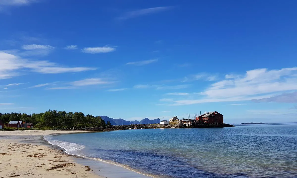 Bøvær: {"base": "no", "no": "Stranda p\u00e5 B\u00f8v\u00e6r med Kr\u00e5keslottet i bakgrunnen.", "se": "Stranden vid B\u00f8v\u00e6r med Kr\u00e5keslottet i bakgrunden.", "en": "The beach at B\u00f8v\u00e6r with Kr\u00e5keslottet in the background.", "da": "Stranden ved B\u00f8v\u00e6r med Krageslottet i baggrunden."}