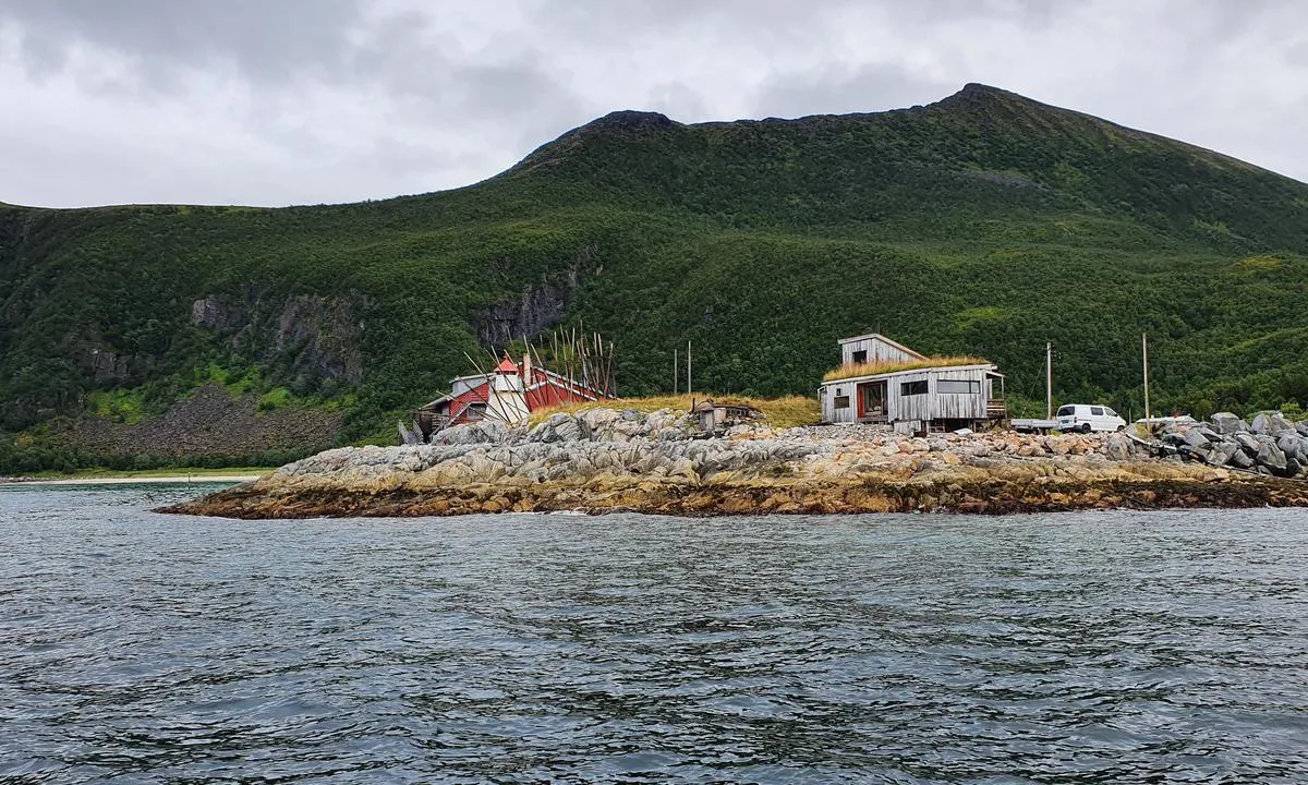 Bøvær: {"base": "no", "no": "Kr\u00e5keslottet p\u00e5 B\u00f8v\u00e6r.", "se": "Kr\u00e5keslottet p\u00e5 B\u00f8v\u00e6r.", "en": "Kr\u00e5keslottet at B\u00f8v\u00e6r.", "da": "Kr\u00e5keslottet p\u00e5 B\u00f8v\u00e6r."}