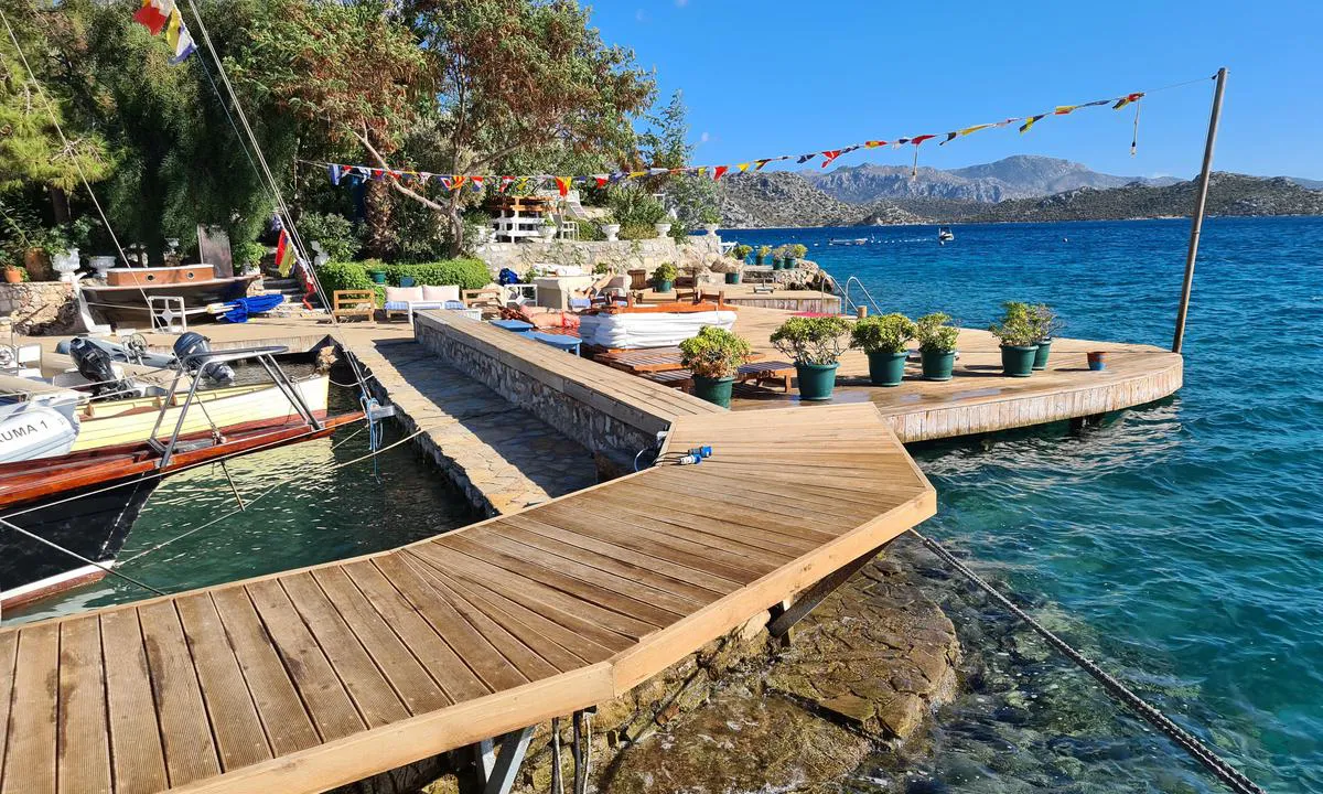 Bozburun Yacht Club: {"base": "en", "no": "holde deg unna kjelleren med roret ditt, fine badeomr\u00e5der p\u00e5 h\u00f8yre side, du kan bruke alle fasilitetene p\u00e5 hotellet", "se": "h\u00e5ll dig borta fr\u00e5n k\u00e4llaren med din roder, fina badplatser p\u00e5 h\u00f6ger sida, du kan anv\u00e4nda alla faciliteter p\u00e5 hotellet", "en": "stay away from the basement with your rudder, nice swimming areas on the right side, you can use all facilities of the hotel", "da": "hold dig v\u00e6k fra k\u00e6lderen med dit ror, fine badeomr\u00e5der p\u00e5 h\u00f8jre side, du kan bruge alle faciliteterne p\u00e5 hotellet", "fr": "\u00e9loignez-vous du sous-sol avec votre gouvernail, belles zones de baignade sur le c\u00f4t\u00e9 droit, vous pouvez utiliser toutes les installations de l'h\u00f4tel", "de": "Halten Sie sich mit Ihrem Ruder fern vom Untergeschoss, sch\u00f6ne Badebereiche auf der rechten Seite, Sie k\u00f6nnen alle Einrichtungen des Hotels nutzen", "es": "mant\u00e9ngase alejado del s\u00f3tano con su tim\u00f3n, agradables \u00e1reas de nataci\u00f3n en el lado derecho, puede utilizar todas las instalaciones del hotel", "it": "stare lontano dal fondo con il timone, belle aree per nuotare sul lato destro, puoi usare tutte le strutture dell'hotel", "pt": "fique longe do por\u00e3o com seu leme, boas \u00e1reas para nadar no lado direito, voc\u00ea pode usar todas as instala\u00e7\u00f5es do hotel", "nl": "blijf weg van de kelder met uw roer, mooie zwemgebieden aan de rechterkant, u kunt gebruik maken van alle faciliteiten van het hotel", "pl": "trzymaj si\u0119 z dala od piwnicy sterem, po prawej stronie znajduj\u0105 si\u0119 \u0142adne miejsca do p\u0142ywania, mo\u017cesz korzysta\u0107 ze wszystkich udogodnie\u0144 hotelu", "uk": "\u0442\u0440\u0438\u043c\u0430\u0439\u0442\u0435\u0441\u044f \u043f\u043e\u0434\u0430\u043b\u0456 \u0432\u0456\u0434 \u043f\u0456\u0434\u0432\u0430\u043b\u0443 \u0437 \u0432\u0430\u0448\u0438\u043c \u0441\u0442\u0435\u0440\u043d\u043e\u043c, \u0433\u0430\u0440\u043d\u0456 \u043c\u0456\u0441\u0446\u044f \u0434\u043b\u044f \u043a\u0443\u043f\u0430\u043d\u043d\u044f \u043f\u0440\u0430\u0432\u043e\u0440\u0443\u0447, \u0432\u0438 \u043c\u043e\u0436\u0435\u0442\u0435 \u043a\u043e\u0440\u0438\u0441\u0442\u0443\u0432\u0430\u0442\u0438\u0441\u044f \u0432\u0441\u0456\u043c\u0430 \u0437\u0440\u0443\u0447\u043d\u043e\u0441\u0442\u044f\u043c\u0438 \u0433\u043e\u0442\u0435\u043b\u044e", "ro": "stai departe de baza cu c\u00e2rma ta, zone frumoase pentru \u00eenot pe partea dreapt\u0103, po\u021bi folosi toate facilit\u0103\u021bile hotelului", "tr": "d\u00fcmeninizle bodrum kat\u0131ndan uzak durun, sa\u011f tarafta g\u00fczel y\u00fczme alanlar\u0131, otelin t\u00fcm imkanlar\u0131n\u0131 kullanabilirsiniz", "el": "\u03bc\u03b5\u03af\u03bd\u03b5\u03c4\u03b5 \u03bc\u03b1\u03ba\u03c1\u03b9\u03ac \u03b1\u03c0\u03cc \u03c4\u03bf \u03c5\u03c0\u03cc\u03b3\u03b5\u03b9\u03bf \u03bc\u03b5 \u03c4\u03bf \u03c0\u03b7\u03b4\u03ac\u03bb\u03b9\u03bf \u03c3\u03b1\u03c2, \u03c9\u03c1\u03b1\u03af\u03b5\u03c2 \u03c0\u03b5\u03c1\u03b9\u03bf\u03c7\u03ad\u03c2 \u03b3\u03b9\u03b1 \u03ba\u03bf\u03bb\u03cd\u03bc\u03c0\u03b9 \u03c3\u03c4\u03b7 \u03b4\u03b5\u03be\u03b9\u03ac \u03c0\u03bb\u03b5\u03c5\u03c1\u03ac, \u03bc\u03c0\u03bf\u03c1\u03b5\u03af\u03c4\u03b5 \u03bd\u03b1 \u03c7\u03c1\u03b7\u03c3\u03b9\u03bc\u03bf\u03c0\u03bf\u03b9\u03ae\u03c3\u03b5\u03c4\u03b5 \u03cc\u03bb\u03b5\u03c2 \u03c4\u03b9\u03c2 \u03b5\u03b3\u03ba\u03b1\u03c4\u03b1\u03c3\u03c4\u03ac\u03c3\u03b5\u03b9\u03c2 \u03c4\u03bf\u03c5 \u03be\u03b5\u03bd\u03bf\u03b4\u03bf\u03c7\u03b5\u03af\u03bf\u03c5", "cs": "vyhn\u011bte se s kormidlem suter\u00e9nu, na prav\u00e9 stran\u011b jsou p\u011bkn\u00e9 plaveck\u00e9 oblasti, m\u016f\u017eete vyu\u017e\u00edt v\u0161echny hotelov\u00e9 za\u0159\u00edzen\u00ed", "hu": "tartsa t\u00e1vol a korm\u00e1nylap\u00e1tot a pinc\u00e9t\u0151l, sz\u00e9p \u00fasz\u00f3helyek a jobb oldalon, ig\u00e9nybe veheti a sz\u00e1lloda \u00f6sszes l\u00e9tes\u00edtm\u00e9ny\u00e9t", "fi": "pysy erossa kellarista per\u00e4si kanssa, mukavia uimapaikkoja oikealla puolella, voit k\u00e4ytt\u00e4\u00e4 hotellin kaikkia tiloja", "bg": "\u0441\u0442\u043e\u0439\u0442\u0435 \u0434\u0430\u043b\u0435\u0447 \u043e\u0442 \u043c\u0430\u0437\u0435\u0442\u043e \u0441 \u0432\u0430\u0448\u0435\u0442\u043e \u0440\u0443\u043b\u044f, \u0445\u0443\u0431\u0430\u0432\u0438 \u043c\u0435\u0441\u0442\u0430 \u0437\u0430 \u043f\u043b\u0443\u0432\u0430\u043d\u0435 \u043e\u0442 \u0434\u044f\u0441\u043d\u0430\u0442\u0430 \u0441\u0442\u0440\u0430\u043d\u0430, \u043c\u043e\u0436\u0435\u0442\u0435 \u0434\u0430 \u043f\u043e\u043b\u0437\u0432\u0430\u0442\u0435 \u0432\u0441\u0438\u0447\u043a\u0438 \u0441\u044a\u043e\u0440\u044a\u0436\u0435\u043d\u0438\u044f \u043d\u0430 \u0445\u043e\u0442\u0435\u043b\u0430", "sr": "dr\u017eite se podalje od podruma sa svojim kormilom, lepe zone za kupanje na desnoj strani, mo\u017eete koristiti sve sadr\u017eaje hotela", "et": "hoidke rooli juurest eemal keldrist, paremal pool on m\u00f5nusad ujumiskohad, v\u00f5ite kasutada k\u00f5iki hotelli rajatisi", "lv": "turaties t\u0101lu no pagraba ar savu st\u016bri, labaj\u0101 pus\u0113 ir jaukas peld\u0113\u0161anas vietas, varat izmantot visas viesn\u012bcas iesp\u0113jas", "lt": "laikykit\u0117s atokiau nuo pagrindo savo vairu, gra\u017eios maudymosi zonos de\u0161in\u0117je pus\u0117je, galite naudotis visomis vie\u0161bu\u010dio paslaugomis"}