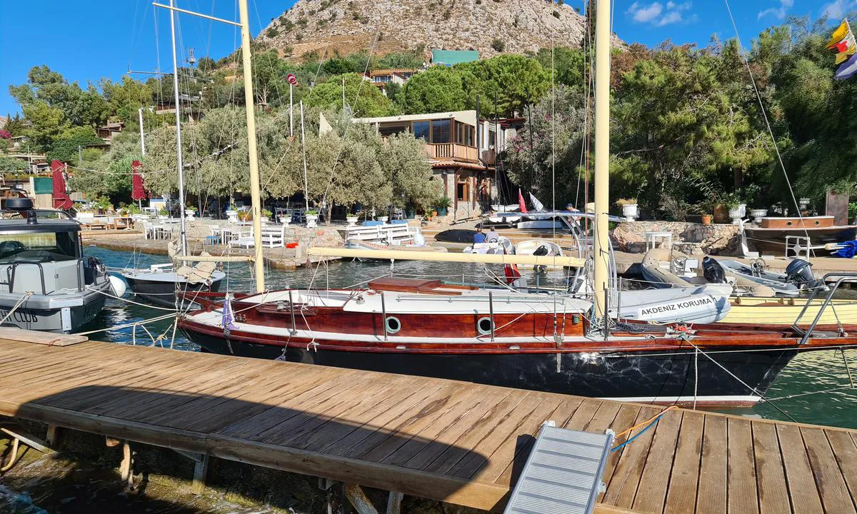 Bozburun Yacht Club: {"base": "en", "no": "utsikt til hotellet", "se": "utsikt mot hotellet", "en": "view to the hotel", "da": "udsigt til hotellet", "fr": "vue sur l'h\u00f4tel", "de": "Blick zum Hotel", "es": "vista al hotel", "it": "vista sull'hotel", "pt": "vista para o hotel", "nl": "uitzicht op het hotel", "pl": "widok na hotel", "uk": "\u0432\u0438\u0434 \u043d\u0430 \u0433\u043e\u0442\u0435\u043b\u044c", "ro": "vedere c\u0103tre hotel", "tr": "otele manzara", "el": "\u03b8\u03ad\u03b1 \u03c0\u03c1\u03bf\u03c2 \u03c4\u03bf \u03be\u03b5\u03bd\u03bf\u03b4\u03bf\u03c7\u03b5\u03af\u03bf", "cs": "v\u00fdhled na hotel", "hu": "kil\u00e1t\u00e1s a sz\u00e1llod\u00e1ra", "fi": "n\u00e4k\u00f6ala hotelliin", "bg": "\u0438\u0437\u0433\u043b\u0435\u0434 \u043a\u044a\u043c \u0445\u043e\u0442\u0435\u043b\u0430", "sr": "pogled na hotel", "et": "vaade hotellile", "lv": "skats uz viesn\u012bcu", "lt": "vaizdas \u012f vie\u0161but\u012f"}