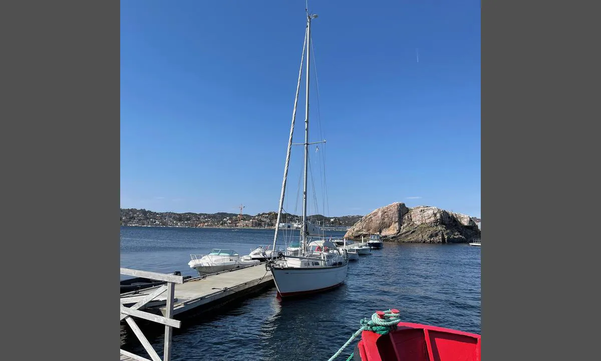 Bragdøya gjestehavn: {"base": "no", "no": "Best skjermet for b\u00f8lge p\u00e5 innsiden av flytebryggene.", "se": "B\u00e4st skyddad fr\u00e5n v\u00e5gor p\u00e5 insidan av flytbryggorna.", "en": "Best sheltered from waves on the inside of the floating docks.", "da": "Bedst beskyttet mod b\u00f8lger p\u00e5 indersiden af flydebroerne."}