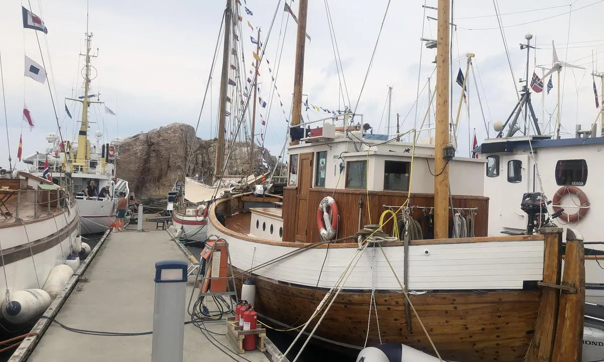 Bragdøya gjestehavn: {"base": "no", "no": "Ligger langside p\u00e5 bryggen. Bildet er fra Kystens landsstevne 2022, vanligvis ikke s\u00e5 mange sk\u00f8yter liggende.", "se": "Ligger l\u00e5ngsides vid bryggan. Bildet \u00e4r fr\u00e5n Kustens riksstevne 2022, vanligtvis inte s\u00e5 m\u00e5nga skutor liggande.", "en": "Lies alongside the pier. The picture is from the Coastal National Gathering 2022, usually not so many yachts lying.", "da": "Ligger langskibs ved kajen. Billedet er fra Kystens landsst\u00e6vne 2022, normalt er der ikke s\u00e5 mange skonnerter liggende."}