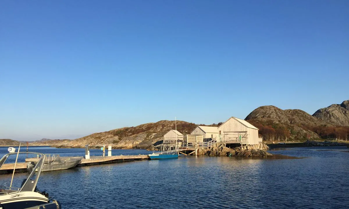 Brakstad Hamn: Bildet viser gjestebrygge med sanitærbygg og Pøbben. .