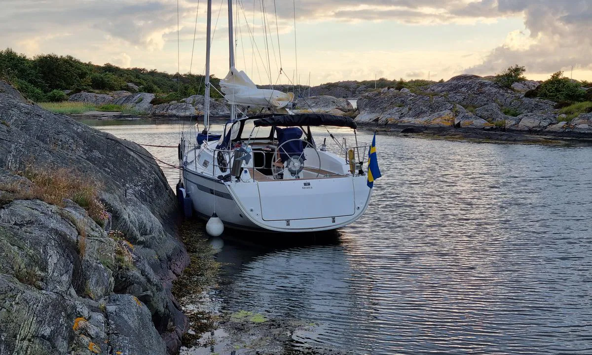 Brände holme - Instön: {"base": "se", "no": "Lengst inne sees sandstranden. Ikke beskyttet mot svellb\u00f8lger fra hovedleden, men godt vindskjerm mot s\u00f8rlige og vestlige vinder.", "se": "L\u00e4ngst in syns sandstranden. Ej skyddad fr\u00e5n svallv\u00e5gor fr\u00e5n farleden, men gott vindskydd fr\u00e5n sydliga och v\u00e4stliga vindar.", "en": "At the far end, the sandy beach is visible. Not protected from swells from the shipping channel, but good wind protection from southern and western winds.", "da": "Yderst kan man se sandstranden. Ikke beskyttet mod d\u00f8nninger fra sejlrenden, men godt beskyttet mod sydlige og vestlige vinde."}