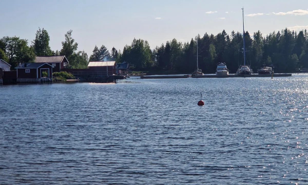 Brändöskär: Arriving at the mooring point. It's not clear what the North cardinal indicate as you can moor on both side of the quay.