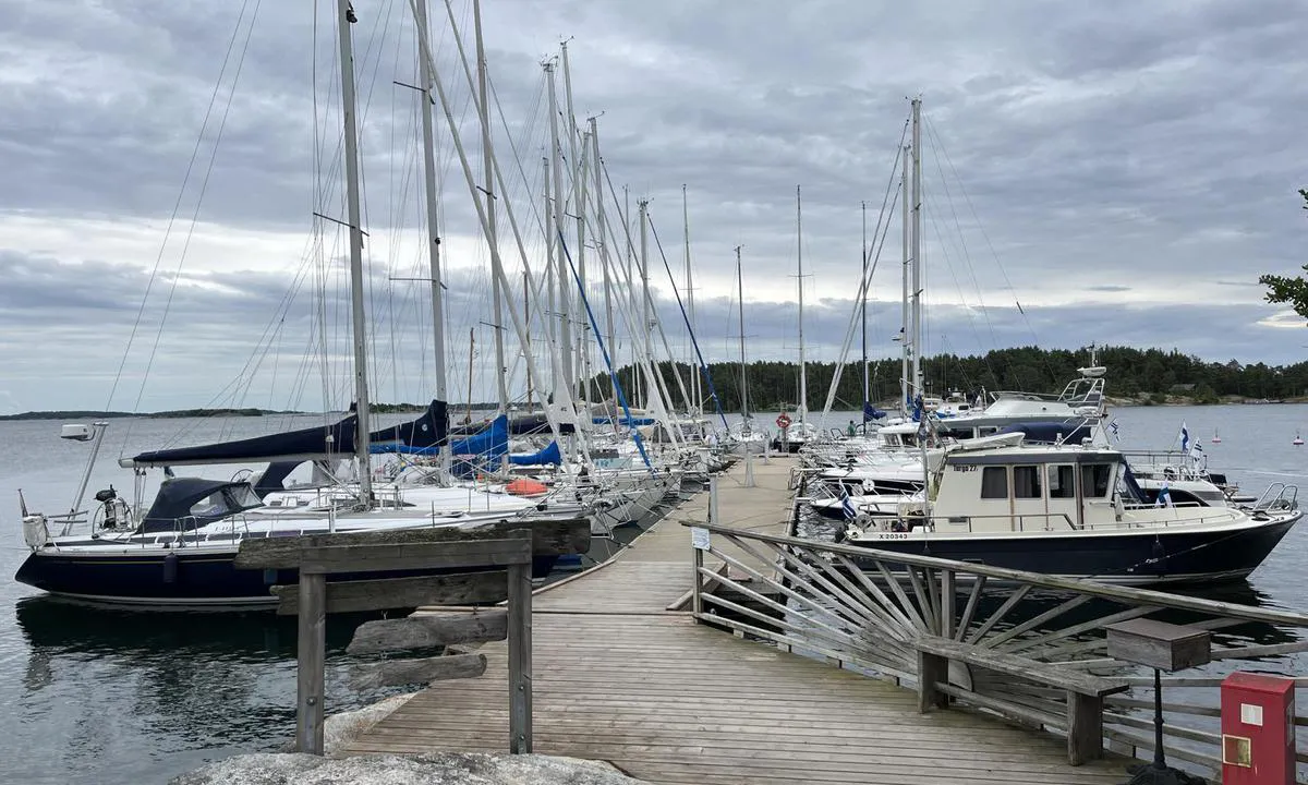 Brännskär: {"base": "se", "no": "Bilde av den store gjestebryggen", "se": "Foto p\u00e5 den stora g\u00e4stbryggan", "en": "Photo of the main guest pier", "da": "Foto af den store g\u00e6stebro", "fr": "Photo du grand ponton pour invit\u00e9s", "de": "Foto von dem gro\u00dfen G\u00e4stesteg", "es": "Foto del gran muelle de invitados", "it": "Foto del grande pontile per ospiti", "pt": "Foto do grande cais de visitantes", "nl": "Foto van de grote gastensteiger", "pl": "Zdj\u0119cie du\u017cego pomostu go\u015bcinnego", "uk": "\u0424\u043e\u0442\u043e \u0432\u0435\u043b\u0438\u043a\u043e\u0433\u043e \u0433\u043e\u0441\u0442\u044c\u043e\u0432\u043e\u0433\u043e \u043f\u0440\u0438\u0447\u0430\u043b\u0443", "ro": "Fotografie cu marele ponton pentru oaspe\u021bi", "tr": "<p>Foto\u011fraf b\u00fcy\u00fck konuk iskelesinde</p>", "el": "\u03a6\u03c9\u03c4\u03bf\u03b3\u03c1\u03b1\u03c6\u03af\u03b1 \u03c4\u03b7\u03c2 \u03bc\u03b5\u03b3\u03ac\u03bb\u03b7\u03c2 \u03c0\u03c1\u03bf\u03b2\u03bb\u03ae\u03c4\u03b1\u03c2 \u03c6\u03b9\u03bb\u03bf\u03be\u03b5\u03bd\u03af\u03b1\u03c2", "cs": "Fotografie velk\u00e9ho p\u0159\u00edstavn\u00edho mola pro hosty", "hu": "Fot\u00f3 a nagy vend\u00e9gm\u00f3l\u00f3r\u00f3l", "fi": "Kuva suuresta vieraslaiturista", "bg": "\u0421\u043d\u0438\u043c\u043a\u0430 \u043d\u0430 \u0433\u043e\u043b\u0435\u043c\u0438\u044f \u043f\u0440\u0438\u0441\u0442\u0430\u043d \u0437\u0430 \u0433\u043e\u0441\u0442\u0438", "sr": "Fotografija velike pristani\u0161ne pontone za goste", "et": "Foto suurest k\u00fclaliskailast", "lv": "Foto no liel\u0101 viesu piest\u0101tnes", "lt": "Nuotrauka did\u017eiojo sve\u010di\u0173 prieplaukos"}