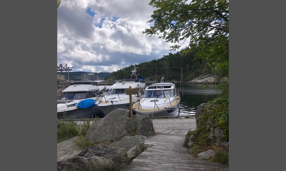 Brattholmen - Hvaler: {"base": "no", "no": "Du fort\u00f8yer med baugen inn, og fester akterenden i liner som henger tvers over anlegget i bakkant.", "se": "Du f\u00f6rt\u00f6jer med f\u00f6ren in, och f\u00e4ster aktern i linor som h\u00e4nger tv\u00e4rs \u00f6ver anl\u00e4ggningen p\u00e5 baksidan.", "en": "You moor with the bow in, and secure the stern to lines hanging across the rear of the facility.", "da": "Du fort\u00f8jer med st\u00e6vnen ind, og fastg\u00f8r agterenden i liner, som h\u00e6nger tv\u00e6rs over anl\u00e6gget bagtil."}