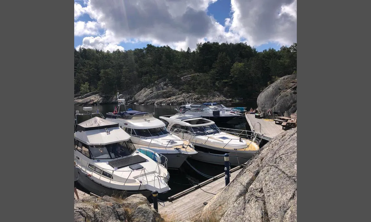 {"base": "no", "no": "P\u00c5 Brattholmen er det fine brygger som er laget i ett med svabergene.", "se": "P\u00e5 Brattholmen finns det fina bryggor som \u00e4r byggda i ett med klipporna.", "en": "At Brattholmen, there are fine piers integrated with the rocky terrain.", "da": "P\u00e5 Brattholmen er der fine broer, der er lavet i \u00e9t med klipperne."}