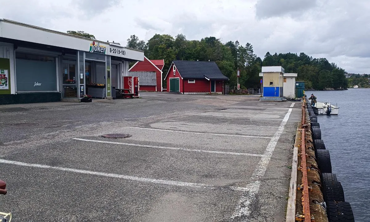 Brattholmen Marina: {"base": "no", "no": "Bunkringskai.  Fastkai med dekk.  Drivstoffylling p\u00e5 kai med kort.  Joker butikk p\u00e5 kaien med gode \u00e5pningstider  Ca 2,5 km til propanfyllebutikk.  Vest Gass i Straume.  Der har de adaptere til \u00e5 fylle de aller fleste europeiske flasker til veldig gunstige priser", "se": "Bunkringskaj. Fast kaj med d\u00e4ck. Br\u00e4nslep\u00e5fyllning vid kaj med kort. <i>Joker</i>-butik p\u00e5 kajen med bra \u00f6ppettider. Ca 2,5 km till en butik som fyller p\u00e5 propangas. Vest Gass i Straume. D\u00e4r har de adaptrar f\u00f6r att fylla de flesta europeiska flaskor till mycket f\u00f6rm\u00e5nliga priser.", "en": "Bunkering dock. Fixed dock with deck. Fuel filling at the dock with card. Joker store on the dock with good opening hours. Approx. 2.5 km to the propane refill shop. Vest Gass in Straume. They have adapters to fill most European bottles at very favorable prices.", "da": "Bunkringskaj. Fastkaj med d\u00e6k. Br\u00e6ndstofp\u00e5fyldning p\u00e5 kaj med kort. Joker butik p\u00e5 kajen med gode \u00e5bningstider. Ca 2,5 km til propanp\u00e5fyldningsbutik. Vest Gas i Straume. Der har de adaptere til at fylde de fleste europ\u00e6iske flasker til meget gunstige priser."}