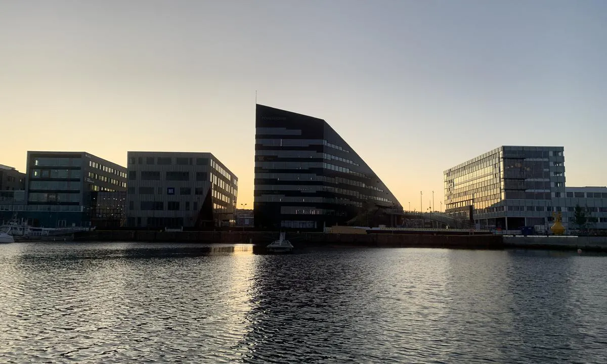 Brattørbassenget gjestehavn: {"base": "en", "no": "Trondheim skyline\u2026.", "se": "Trondheim silhuett....", "en": "Trondheim skyline\u2026.", "da": "Trondheim skyline...."}