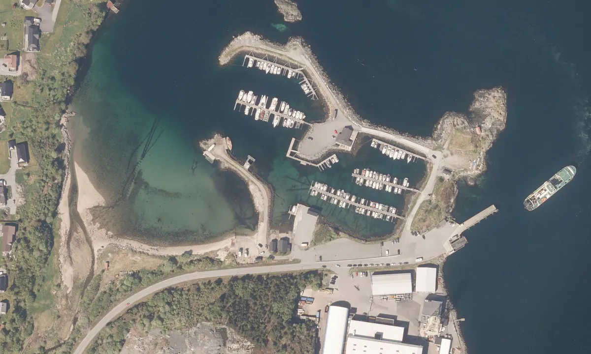 Flyfoto av Brattvåg Harbor