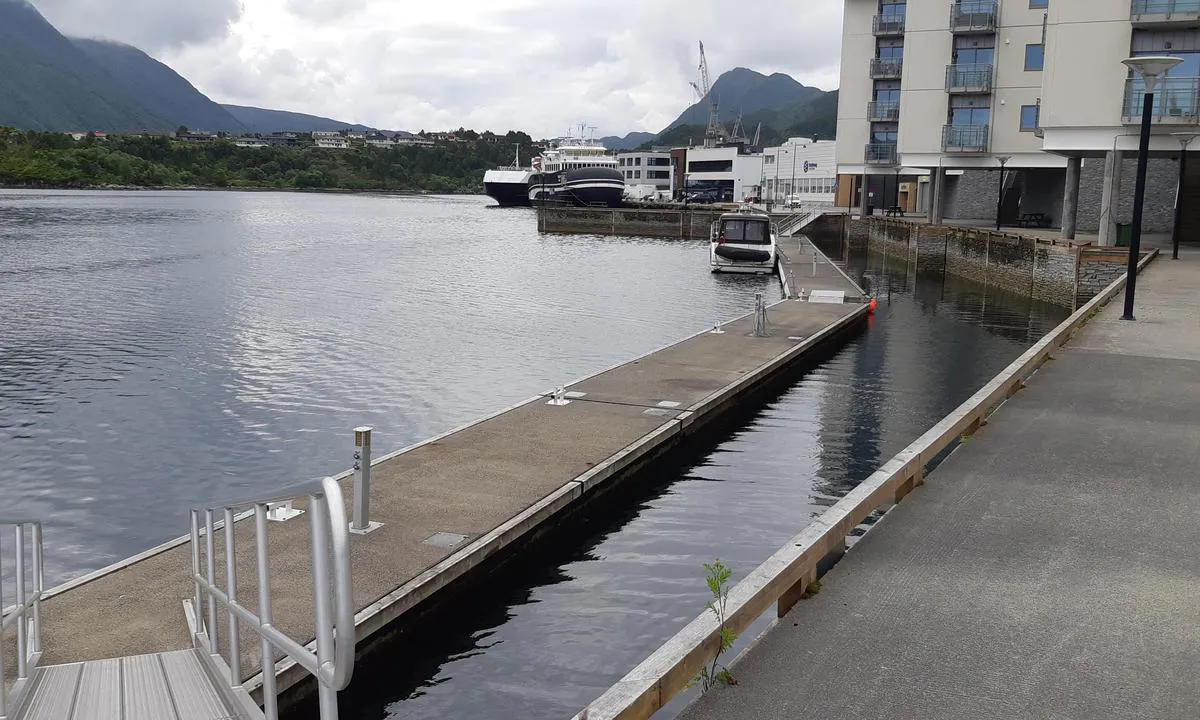 Brattvåg sentrum: {"base": "no", "no": "Gjestebryggen sett fra nord.", "se": "G\u00e4stbryggan sedd fr\u00e5n norr.", "en": "The guest dock seen from the north.", "da": "G\u00e6stebroen set fra nord."}