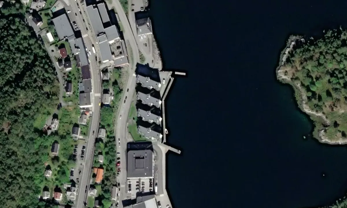 Flyfoto av Brattvåg sentrum