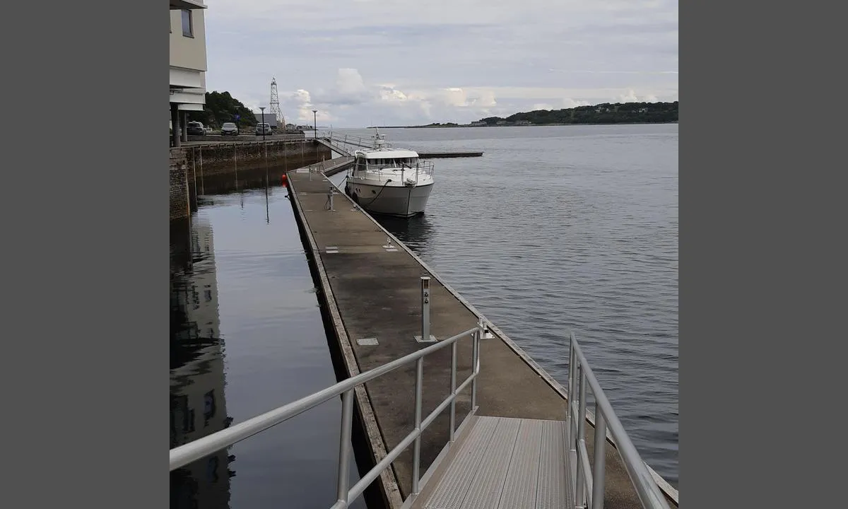 Brattvåg sentrum: {"base": "no", "no": "Gjestebryggen sett fra s\u00f8r.", "se": "G\u00e4stbryggan sedd fr\u00e5n s\u00f6der.", "en": "The guest pier seen from the south.", "da": "G\u00e6stebroen set fra syd."}