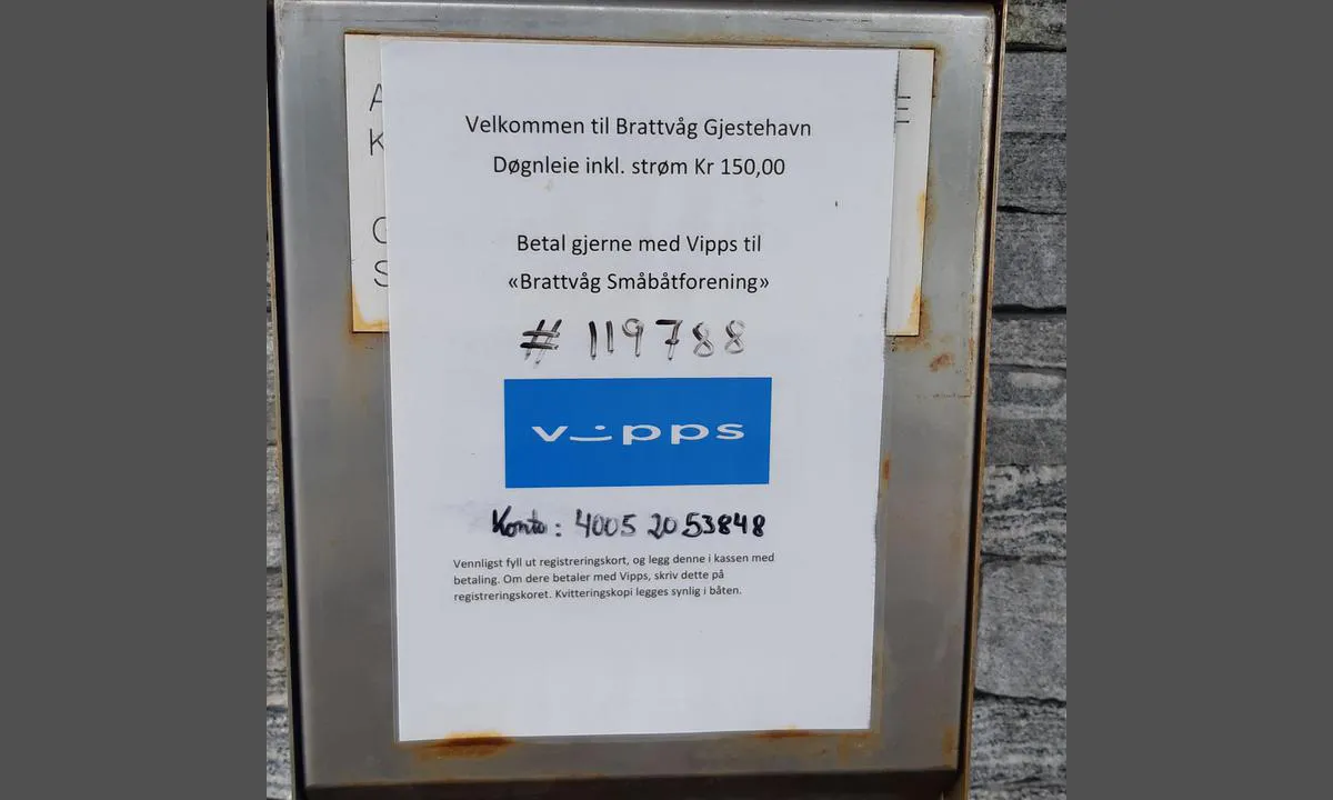 Brattvåg sentrum: {"base": "no", "no": "Informasjon p\u00e5 bryggen vedr betaling.", "se": "Information vid bryggan ang\u00e5ende betalning.", "en": "Information on the pier regarding payment.", "da": "Information p\u00e5 kajen vedr\u00f8rende betaling."}
