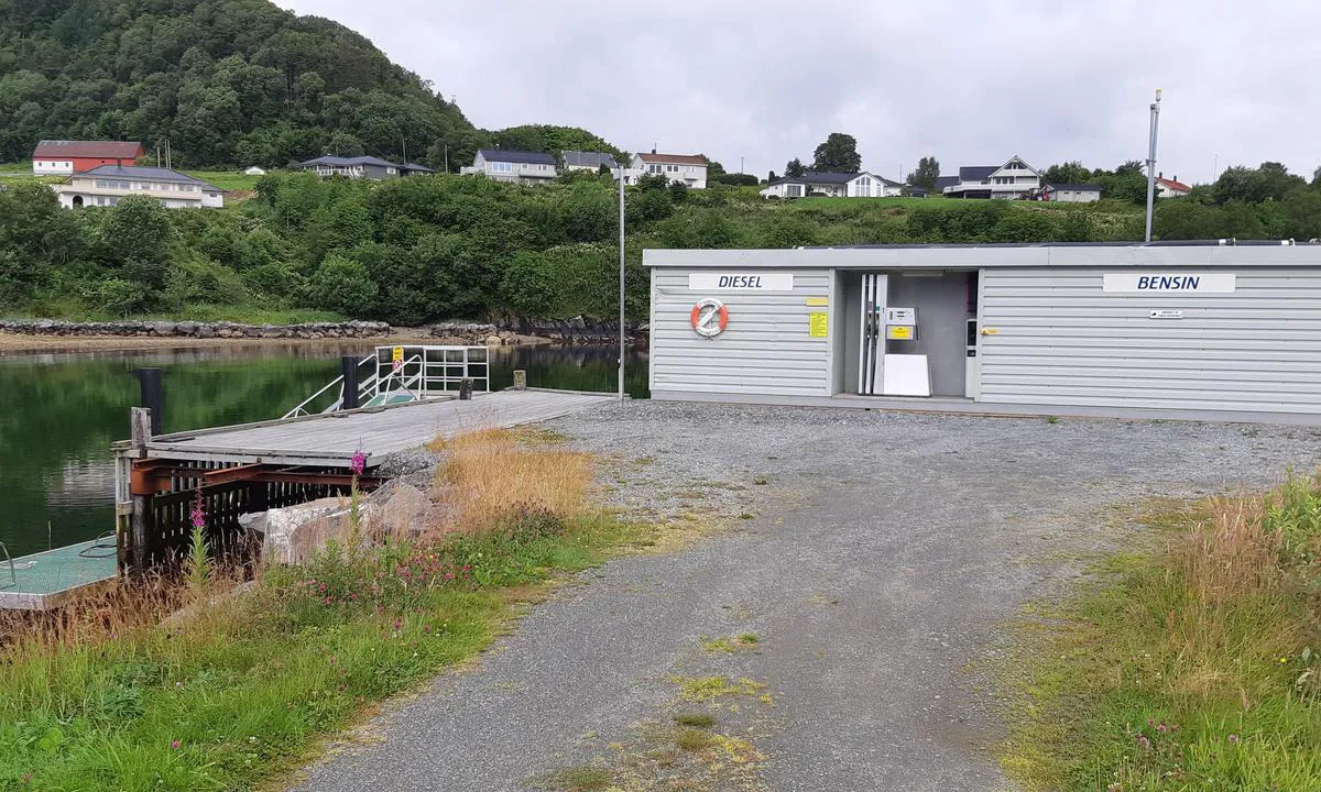 Brattvåg Småbåtforening - Gjestehavn: {"base": "no", "no": "Stasjon og brygge for fylling av diesel og bensin.", "se": "Station och brygga f\u00f6r p\u00e5fyllning av diesel och bensin.", "en": "Station and dock for filling diesel and gasoline.", "da": "Station og bro til p\u00e5fyldning af diesel og benzin."}
