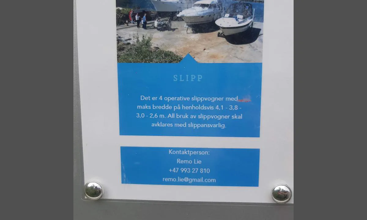 Brattvåg Småbåtforening - Gjestehavn: {"base": "no", "no": "Muligheter for slippsetting av b\u00e5t.", "se": "M\u00f6jligheter till upptagning av b\u00e5t.", "en": "Opportunities for boat haul-out.", "da": "Muligheder for at s\u00e6tte b\u00e5den p\u00e5 sl\u00e6b."}