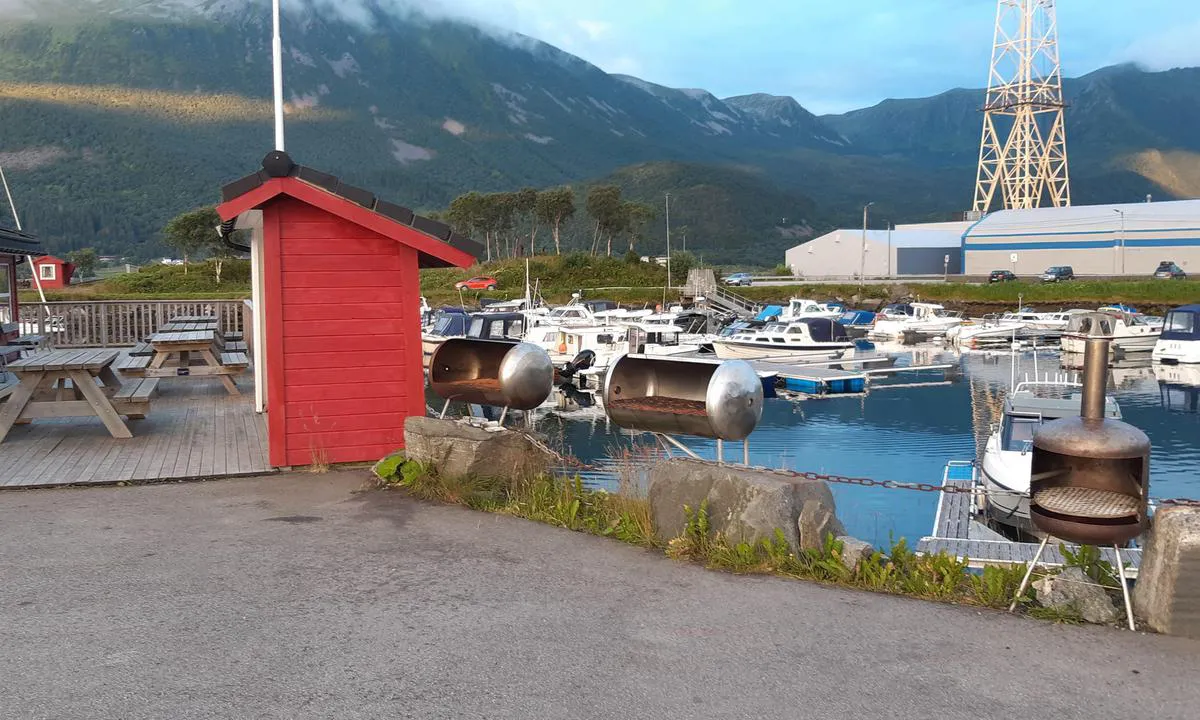 Brattvåg Småbåtforening - Gjestehavn: Bord og griller til bruk for gjester.