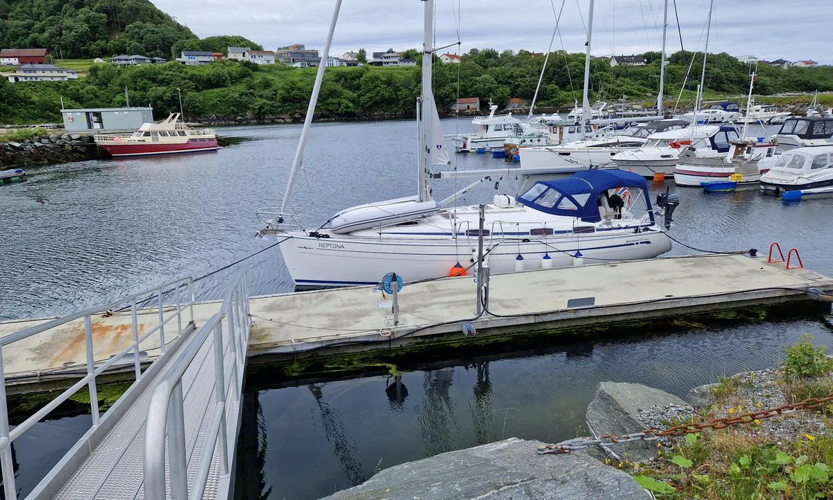 Brattvåg Småbåtforening - Gjestehavn: {"base": "no", "no": "Ved denne betongbryggen er det dybder fra 2,5 til 3 m. Ved lavvann.", "se": "Vid denna betongbryggan \u00e4r det djup fr\u00e5n 2,5 till 3 m. Vid l\u00e5gvatten.", "en": "At this concrete quay, the depths range from 2.5 to 3 meters. At low tide.", "da": "Ved denne betonbro er der dybder fra 2,5 til 3 m. Ved lavvande."}