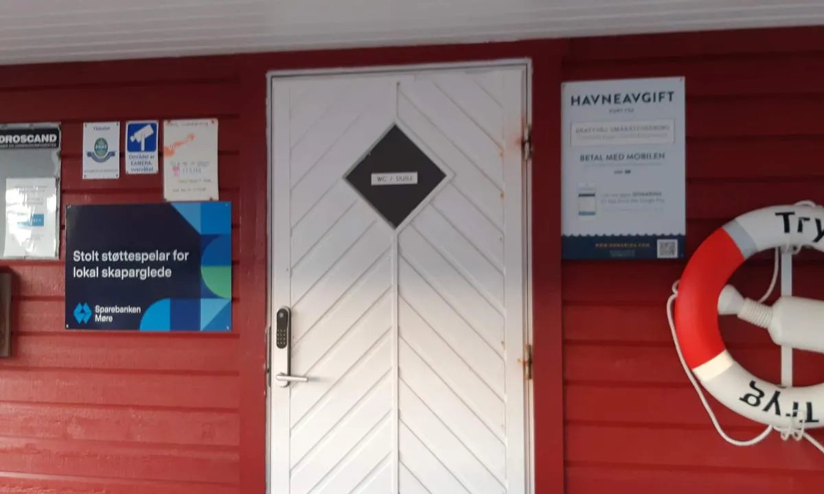 Brattvåg Småbåtforening - Gjestehavn: Inngang til servicebygg.