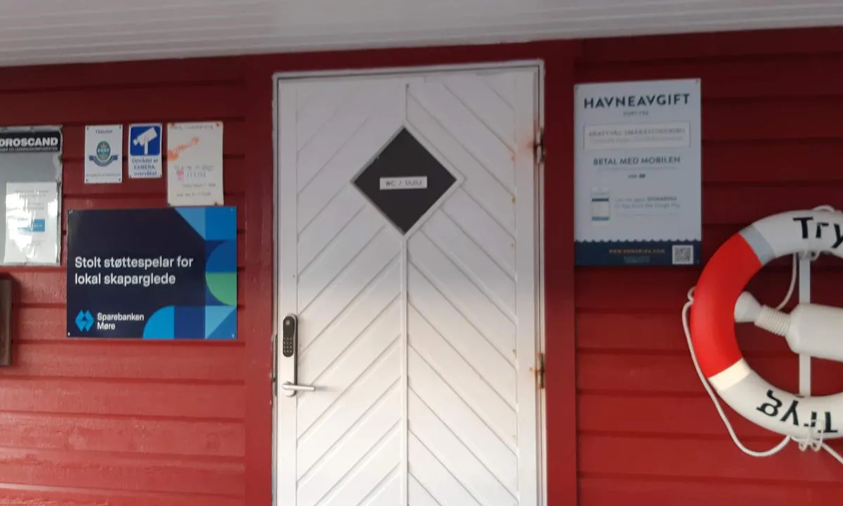 Brattvåg Småbåtforening - Gjestehavn: {"base": "no", "no": "Inngang til servicebygg.", "se": "Ing\u00e5ng till servicebyggnad.", "en": "Entrance to the service building.", "da": "Indgang til servicebygning."}