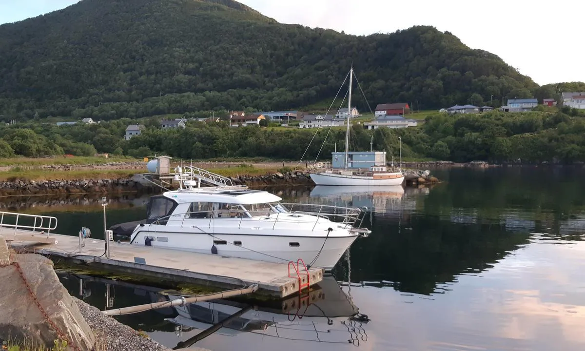 Brattvåg Småbåtforening - Gjestehavn: {"base": "no", "no": "Gjestebrygge.\r\nBygget p\u00e5 moloen inneholder stasjon for diesel og bensin. Tappepistol p\u00e5 land og p\u00e5 brygge.", "se": "G\u00e4stbrygga. Byggt p\u00e5 piren inneh\u00e5ller station f\u00f6r diesel och bensin. P\u00e5fyllningspistol p\u00e5 land och p\u00e5 brygga.", "en": "Guest pier. The structure on the breakwater includes a station for diesel and gasoline. Filling nozzles on land and on the pier.", "da": "G\u00e6stebro. Bygget p\u00e5 molen indeholder station for diesel og benzin. Tappepistol p\u00e5 land og p\u00e5 bro."}