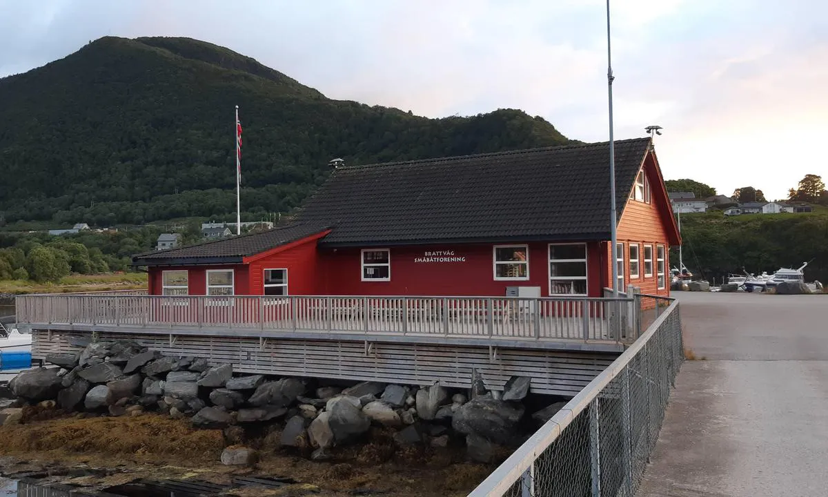 Brattvåg Småbåtforening - Gjestehavn: {"base": "se", "no": "Servicebygg", "se": "Servicebygg", "en": "Service building", "da": "Servicebygning"}