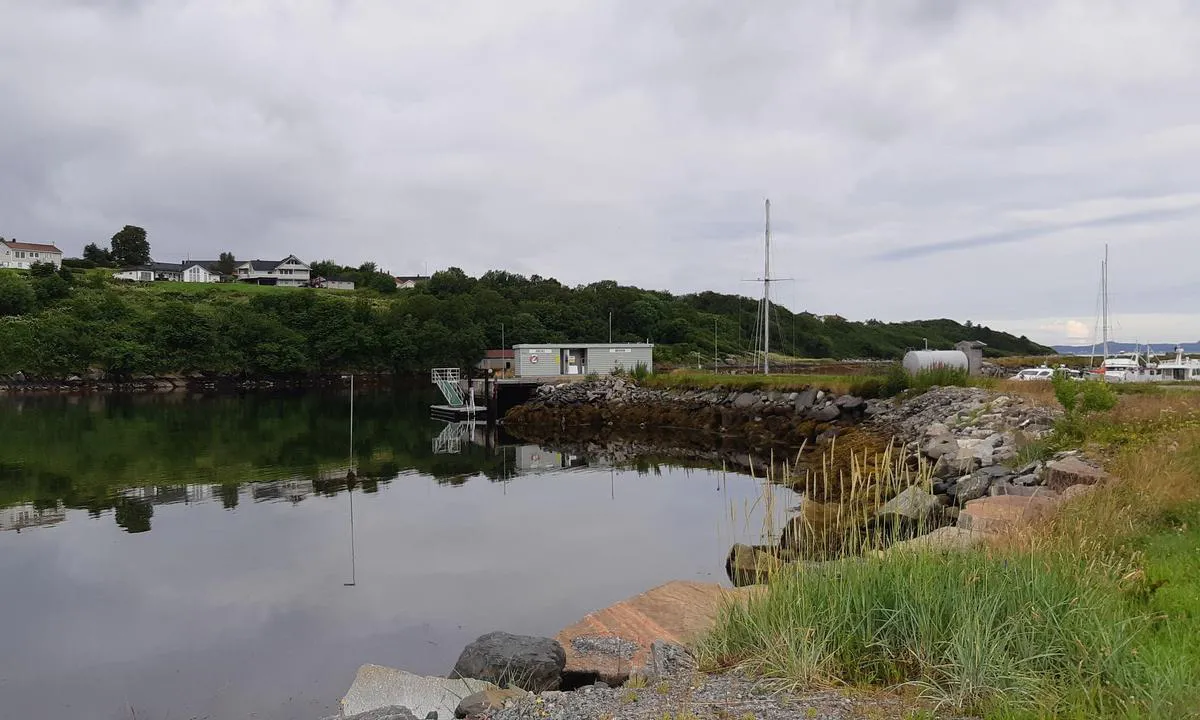 Brattvåg Småbåtforening - Gjestehavn: Stasjon med diesel og bensin på brygga.