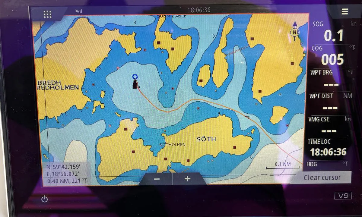 Bredholmen - Sötholmen: {"base": "no", "no": "Inseiling er enkelt med kartplotter. Minste dybde 4 meter.", "se": "Insegling \u00e4r enkel med kartplotter. Minsta djup 4 meter.", "en": "Sailing in is simple with a chartplotter. Minimum depth 4 meters.", "da": "Indsejling er enkel med kortplotter. Mindste dybde 4 meter.", "fr": "L'entr\u00e9e est facile avec un traceur de cartes. Profondeur minimale de 4 m\u00e8tres.", "de": "Das Einlaufen ist einfach mit dem Kartenplotter. Mindeste Tiefe 4 Meter.", "es": "La entrada es sencilla con un plotter de cartas. Profundidad m\u00ednima 4 metros.", "it": "L'ingresso \u00e8 semplice con un chartplotter. Profondit\u00e0 minima 4 metri.", "pt": "Entrar no porto \u00e9 f\u00e1cil com um plotador de cartas. Profundidade m\u00ednima de 4 metros.", "nl": "Binnenvaren is eenvoudig met een kaartplotter. Minimale diepte 4 meter.", "pl": "Wp\u0142ywanie jest proste z ploterem map. Minimalna g\u0142\u0119boko\u015b\u0107 4 metry.", "uk": "\u0417\u0430\u0445\u043e\u0434\u0436\u0435\u043d\u043d\u044f \u0434\u043e \u043f\u043e\u0440\u0442\u0443 \u043f\u0440\u043e\u0441\u0442\u0435 \u0437 \u043a\u0430\u0440\u0442\u043f\u043b\u043e\u0442\u0442\u0435\u0440\u043e\u043c. \u041c\u0456\u043d\u0456\u043c\u0430\u043b\u044c\u043d\u0430 \u0433\u043b\u0438\u0431\u0438\u043d\u0430 4 \u043c\u0435\u0442\u0440\u0438.", "ro": "Navigarea \u00een port este u\u0219oar\u0103 cu plotterul de h\u0103r\u021bi. Ad\u00e2ncimea minim\u0103 este de 4 metri.", "tr": "Giri\u015f, kart plotter ile kolayd\u0131r. En d\u00fc\u015f\u00fck derinlik 4 metredir.", "el": "\u0397 \u03b5\u03af\u03c3\u03bf\u03b4\u03bf\u03c2 \u03c3\u03c4\u03bf \u03bb\u03b9\u03bc\u03ac\u03bd\u03b9 \u03b5\u03af\u03bd\u03b1\u03b9 \u03b5\u03cd\u03ba\u03bf\u03bb\u03b7 \u03bc\u03b5 \u03c4\u03bf\u03bd \u03c0\u03bb\u03bf\u03b7\u03b3\u03cc \u03c7\u03ac\u03c1\u03c4\u03b7. \u0395\u03bb\u03ac\u03c7\u03b9\u03c3\u03c4\u03bf \u03b2\u03ac\u03b8\u03bf\u03c2 4 \u03bc\u03ad\u03c4\u03c1\u03b1.", "cs": "Vplut\u00ed je snadn\u00e9 s kartografick\u00fdm plotterem. Nejmen\u0161\u00ed hloubka 4 metry.", "hu": "A bej\u00e1rat egyszer\u0171 t\u00e9rk\u00e9ppoz\u00edci\u00f3s rendszerrel. Legkisebb m\u00e9lys\u00e9g 4 m\u00e9ter.", "fi": "Sis\u00e4\u00e4najo on helppoa karttaplotterilla. Pienin syvyys 4 metri\u00e4.", "bg": "\u0412\u0445\u043e\u0434\u044a\u0442 \u0435 \u043b\u0435\u0441\u0435\u043d \u0441 \u043a\u0430\u0440\u0442\u043f\u043b\u043e\u0442\u0435\u0440. \u041c\u0438\u043d\u0438\u043c\u0430\u043b\u043d\u0430\u0442\u0430 \u0434\u044a\u043b\u0431\u043e\u0447\u0438\u043d\u0430 \u0435 4 \u043c\u0435\u0442\u0440\u0430.", "sr": "Uplovljavanje je jednostavno sa kartploterom. Najmanja dubina 4 metra.", "et": "Sisses\u00f5it on lihtne kaardiplotteri abil. Minimaalne s\u00fcgavus 4 meetrit.", "lv": "Iek\u0161r\u0101\u0161ana ir vienk\u0101r\u0161a ar kartes ploteri. Minim\u0101lais dzi\u013cums 4 metri.", "lt": "\u012eplaukimas lengvas su kartografu. Ma\u017eiausias gylis 4 metrai."}