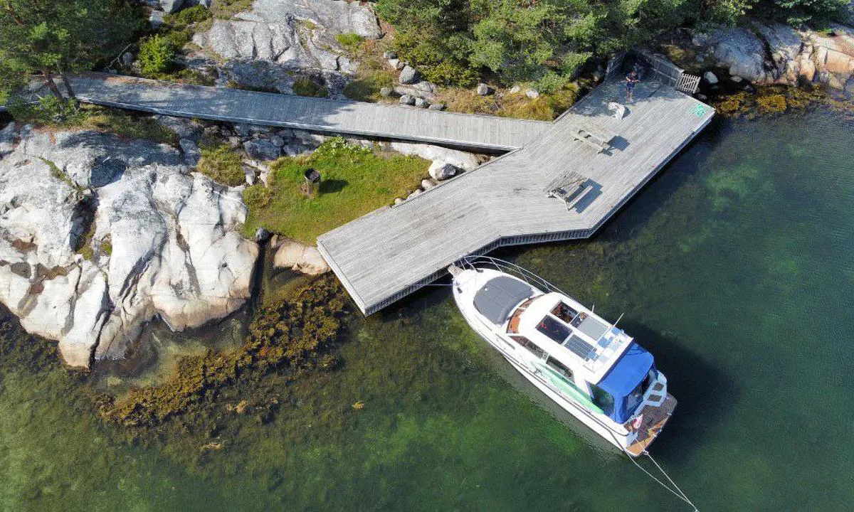 Breibukt: {"base": "no", "no": "Kommunal brygge.  Ganske grunt inntil brygga.  Tursti herfra til Perleporten", "se": "Kommunal brygga. Ganska grunt intill bryggan. Vandringsled h\u00e4rifr\u00e5n till P\u00e4rleporten", "en": "Municipal pier. Quite shallow up to the pier. Hiking trail from here to Perleporten", "da": "Kommunal kaj. Ganske lavvandet ved kajen. Vandresti herfra til Perleporten"}