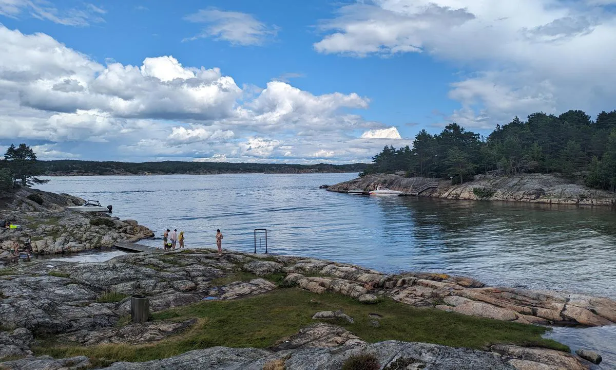{"base": "no", "no": "Breibukta (den mindre p\u00e5 \u00f8stsiden)", "se": "Bredviken (den mindre p\u00e5 \u00f6stra sidan)", "en": "Breibukta (the smaller on the east side)", "da": "Bredbugten (den mindre p\u00e5 \u00f8stsiden)"}