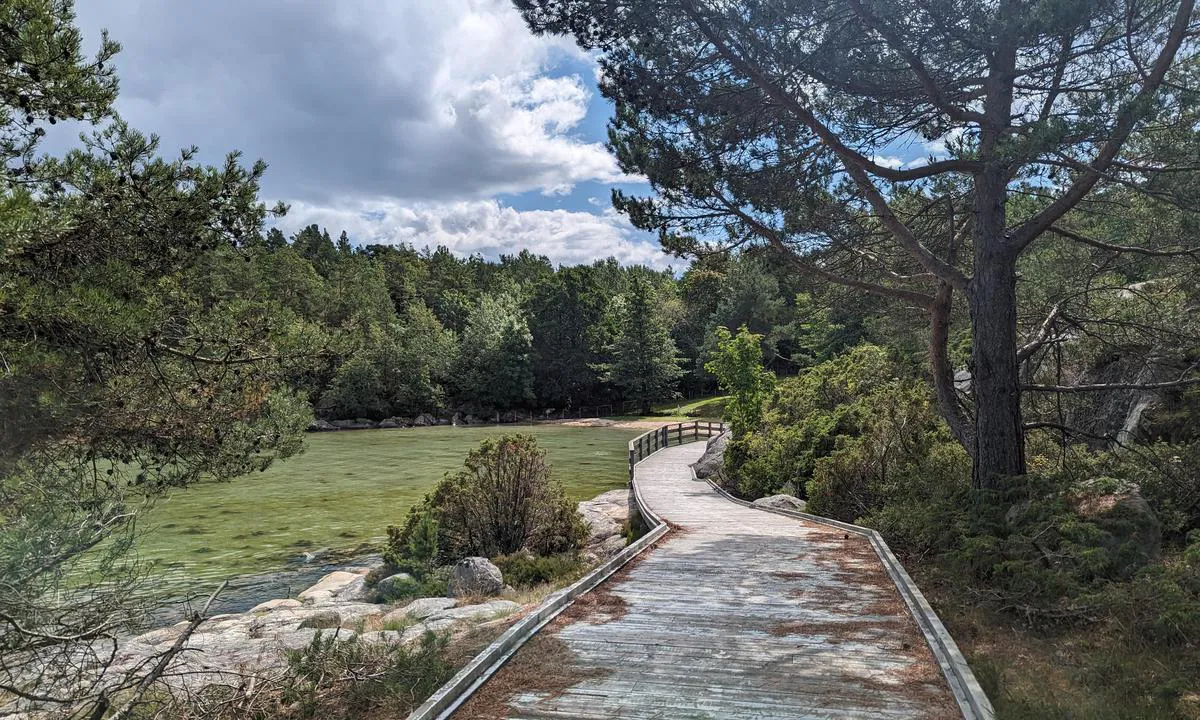 Breibukt: {"base": "no", "no": "Sti fra vestside brygge til strand", "se": "Stig fr\u00e5n v\u00e4stsida brygga till strand", "en": "Path from west side pier to beach", "da": "Sti fra vestsiden brygge til strand"}