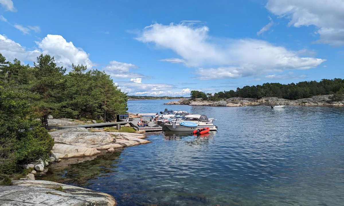 Breibukt: {"base": "no", "no": "Brygge lengst p\u00e5 vestsiden", "se": "Brygga l\u00e4ngst p\u00e5 v\u00e4stsidan", "en": "Quay furthest on the west side", "da": "Brov l\u00e6ngst p\u00e5 vestsiden"}