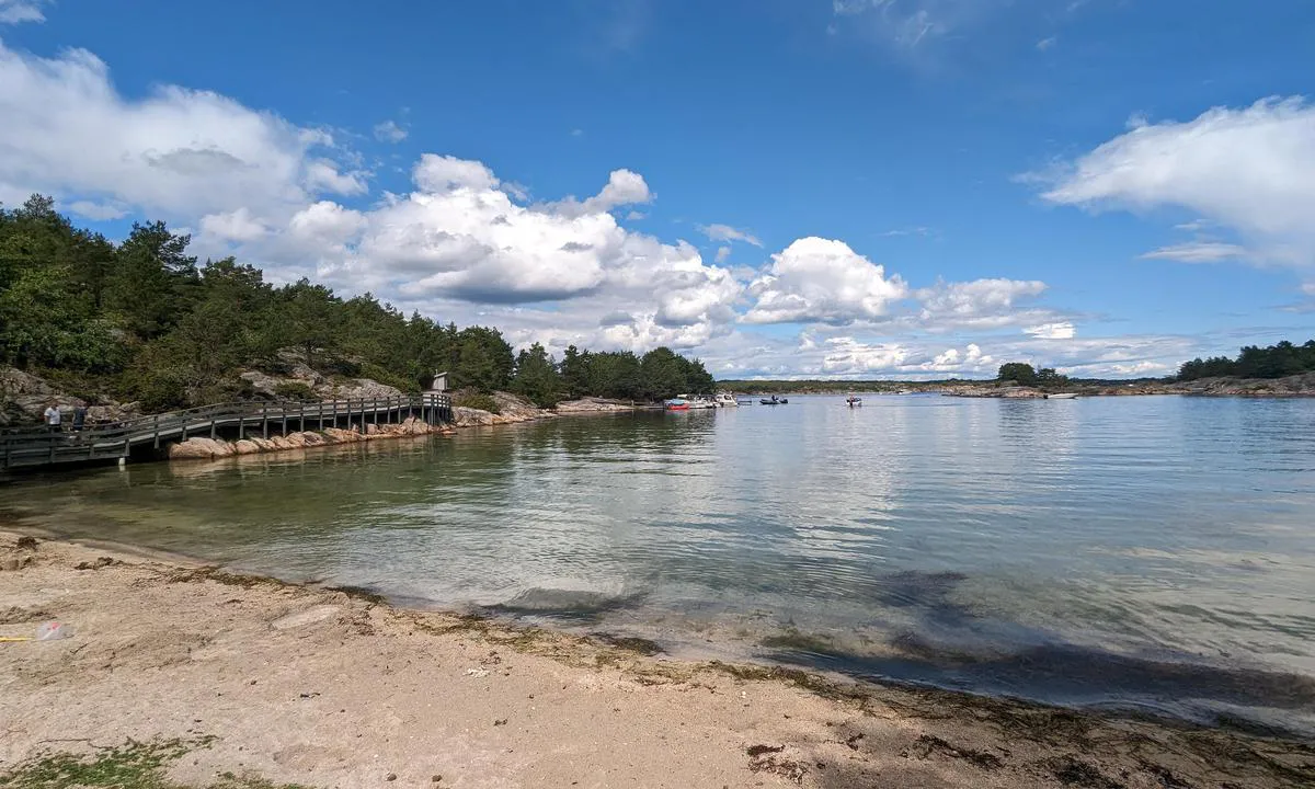 Breibukt: {"base": "no", "no": "Strand i Myggbukta (den st\u00f8rre p\u00e5 vestsiden)", "se": "Strand i Myggbukten (den st\u00f6rre p\u00e5 v\u00e4stsidan)", "en": "Strand in Myggbukta (the larger one on the west side)", "da": "Strand i Myggbugten (den st\u00f8rre p\u00e5 vestsiden)"}