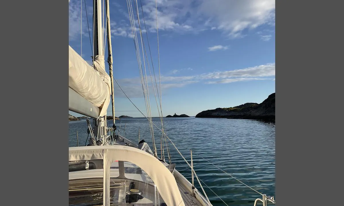 Breivika - Hopen: {"base": "en", "no": "Ser SSV", "se": "Tittar SSV", "en": "Looking SSW", "da": "Kigger SSV", "fr": "Regardant SSO", "de": "Blick SSW", "es": "Mirando hacia el SSO", "it": "Guardando SSO", "pt": "Olhando para SSO", "nl": "Kijkend naar ZZW", "pl": "Patrz\u0105c na po\u0142udniowy po\u0142udniowy zach\u00f3d", "uk": "\u0414\u0438\u0432\u043b\u044f\u0447\u0438\u0441\u044c \u043d\u0430 \u041f\u0456\u0432\u0434\u0435\u043d\u043d\u043e-\u041f\u0456\u0432\u0434\u0435\u043d\u043d\u0438\u0439 \u0417\u0430\u0445\u0456\u0434", "ro": "Privind spre SVS", "tr": "GGB'ye bak\u0131yor", "el": "\u0392\u03bb\u03ad\u03c0\u03bf\u03bd\u03c4\u03b1\u03c2 \u039d\u039d\u0394", "cs": "Pohled JZZ", "hu": "D\u00e9l-d\u00e9lnyugat fel\u00e9 n\u00e9zve", "fi": "Katsottaessa LSW", "bg": "\u0413\u043b\u0435\u0434\u0430\u0439\u043a\u0438 \u0432 \u043f.\u043d.\u043f.", "sr": "Gledaju\u0107i JJZ", "et": "Vaade LLS", "lv": "Izskat\u0101s uz DDA", "lt": "\u017di\u016brint pietvakari\u0173 kryptimi"}