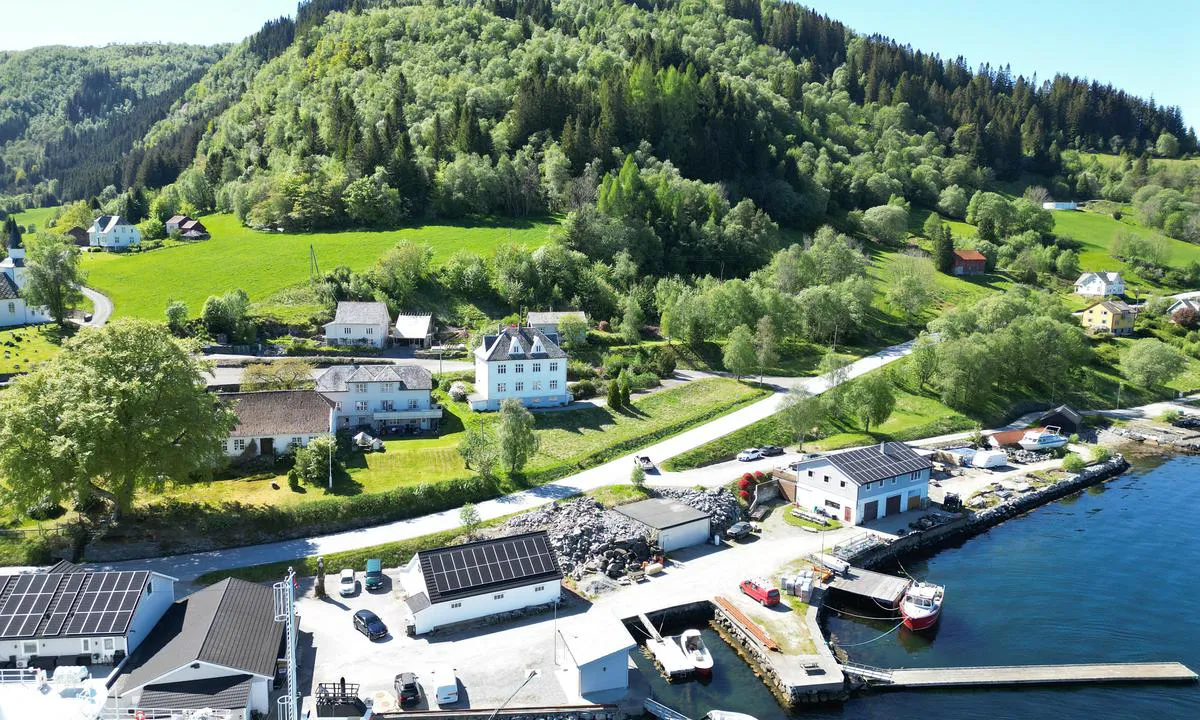 Brekke: {"base": "en", "no": "Gjesteplasser er p\u00e5 den minste flytebryggen.", "se": "G\u00e4stplatser finns p\u00e5 den minsta flytbryggan", "en": "Guest places are on the smallest floating jetty", "da": "G\u00e6stepladser er p\u00e5 den mindste flydende kaj"}
