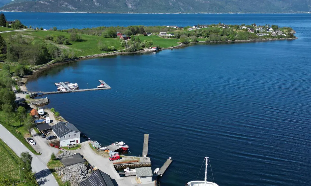 Brekke: {"base": "en", "no": "Havnen er beskyttet mot vind og b\u00f8lger fra vest", "se": "Hamnen \u00e4r skyddad mot vind och v\u00e5gor fr\u00e5n v\u00e4st", "en": "The harbour are protected against wind and waves from west", "da": "Havnen er beskyttet mod vind og b\u00f8lger fra vest"}