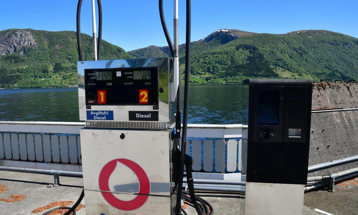 Brekke: {"base": "en", "no": "selvbetjent dieselpumpe", "se": "sj\u00e4lvbetj\u00e4nings diesellpump", "en": "self servce diesel pump", "da": "selvbetjent dieselpumpe"}